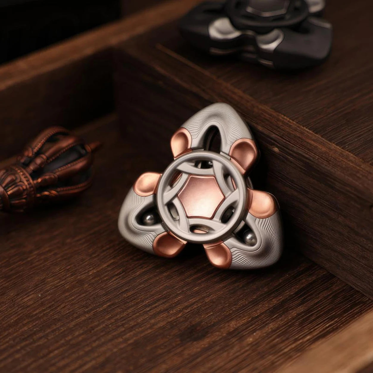 Snake Pattern Metal Fidget Spinner – Ceramic Finish EDC Toy – Steel Pattern with Copper Insert variant