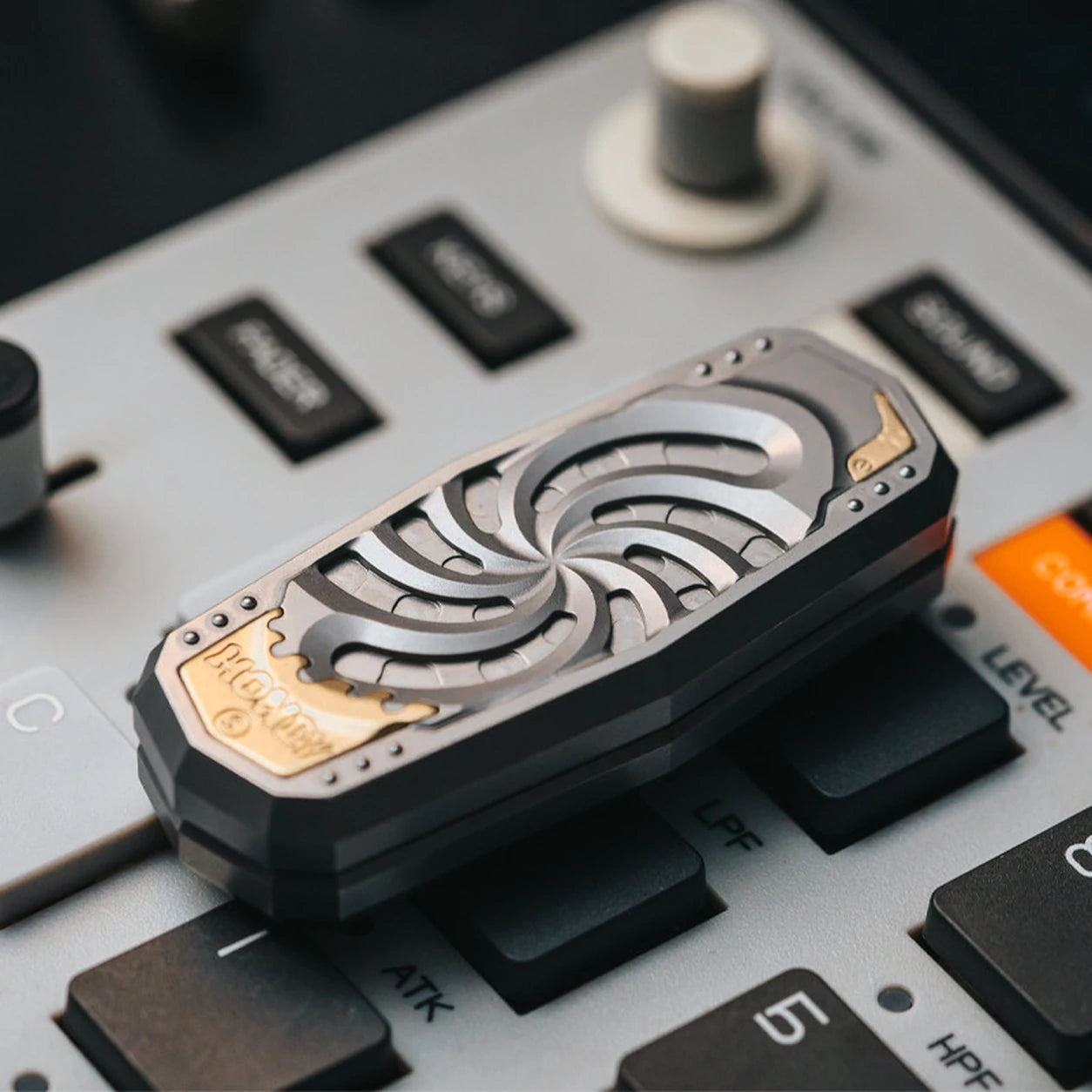 Holy Stele Metal Fidget Slider – Dual-Track EDC Desk Toy – Steel & Brass – Chirp variant