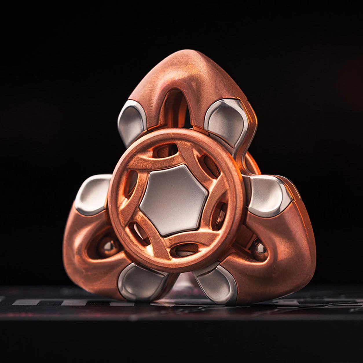 Snake Pattern Metal Fidget Spinner – Ceramic Finish EDC Toy – main product image 5