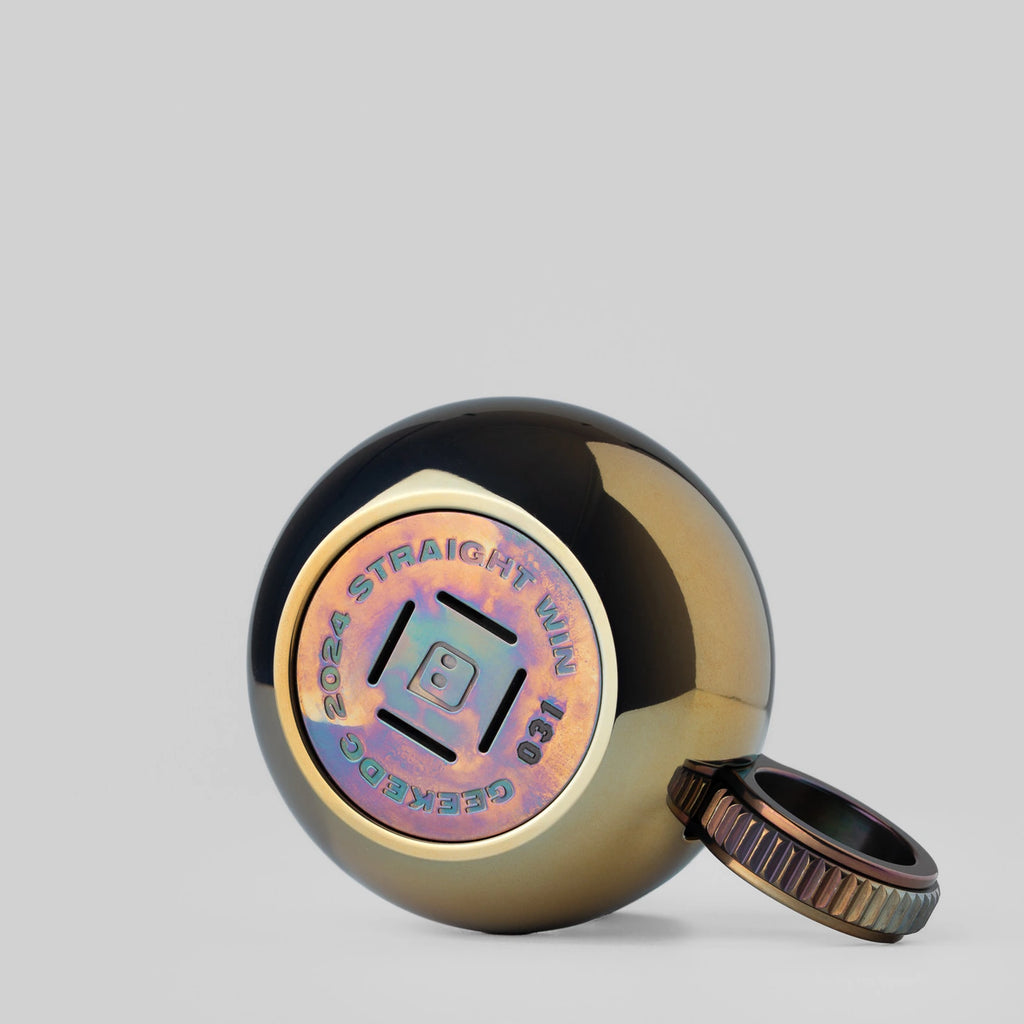 Bottom marking and integrated ring handle on the compact metal fidget toy